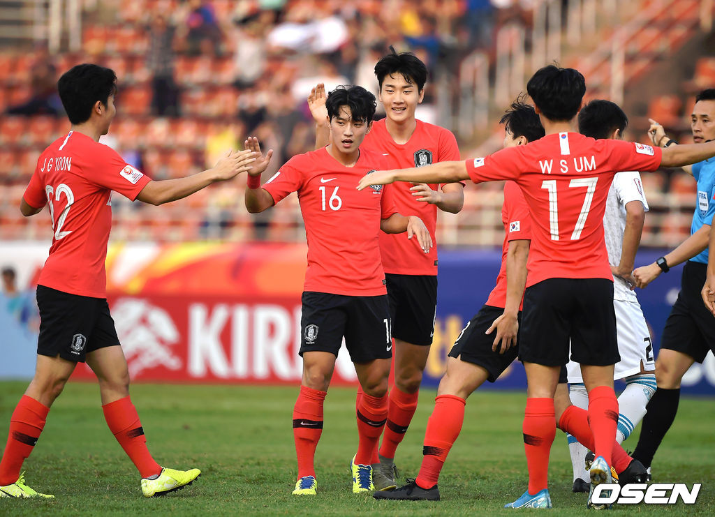전반 한국 정승원이 선제골을 넣은 뒤 동료들과 기뻐하고 있다. /youngrae@osen.co.kr