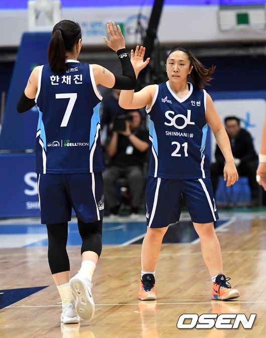 1쿼터, 신한은행 김애나가 3점슛을 성공시킨 뒤 기뻐하고 있다. /dreamer@osen.co.kr