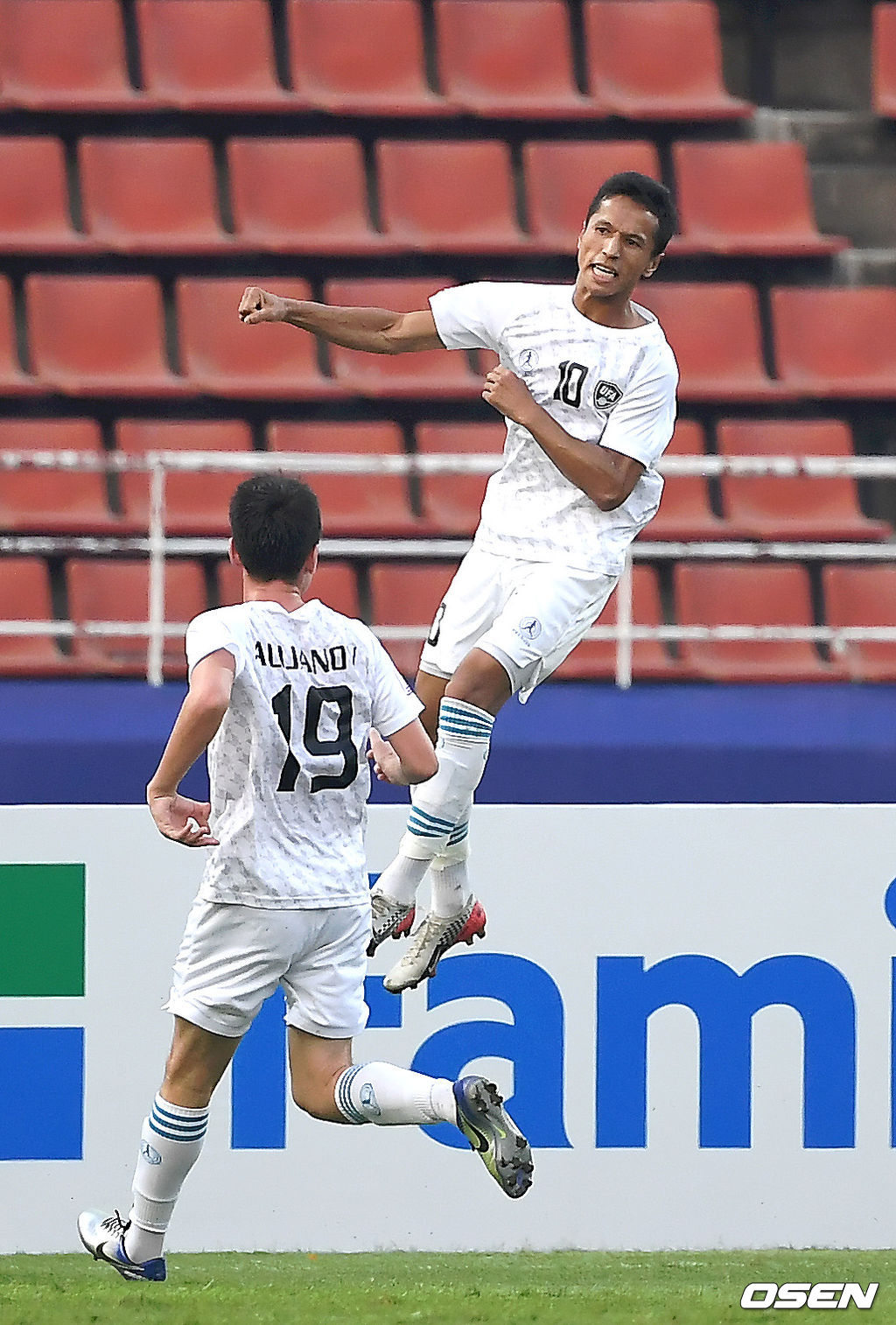 전반 우즈베키스탄 압디할리코프가 동점골을 넣고 기뻐하고 있다. /youngrae@osen.co.kr
