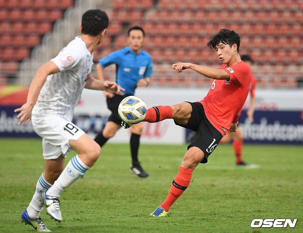 한국 정승원이 패스를 하고 있다. /youngrae@osen.co.kr