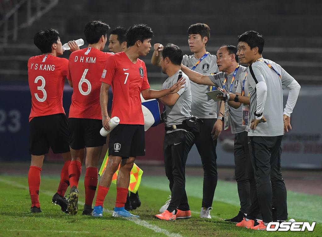 한국은 3연승으로 승점 9, 조 1위를 확정했다. 한국은 오는 19일 탐마삿 스타디움에서 D조 2위와 8강 맞대결을 치른다.한국 김학범 감독이 선수들에게 지시를 하고 있다. /youngrae@osen.co.kr