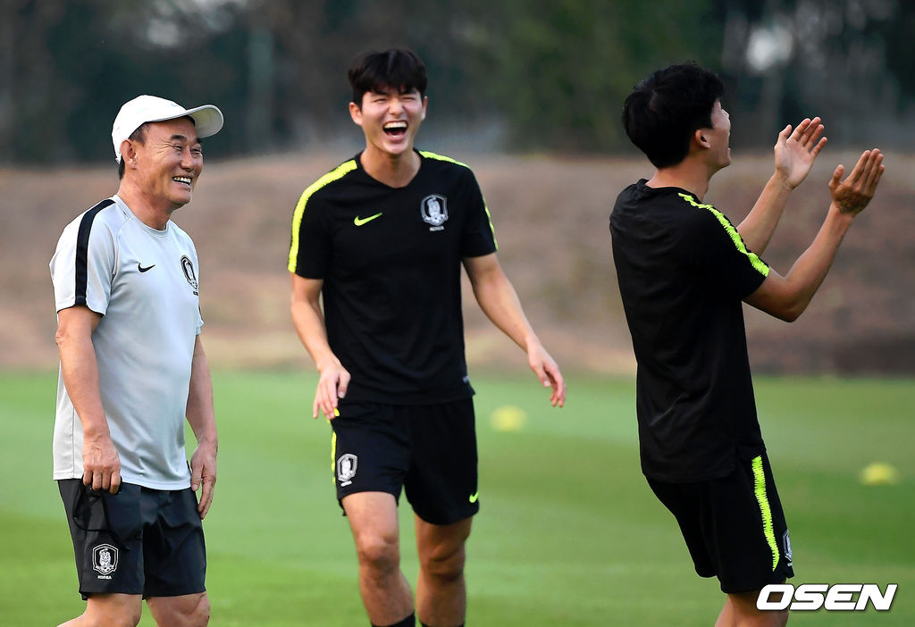 이상민, 이동준, 정우영이 김학범 감독과 훈련을 하고 있다. /youngrae@osen.co.kr 