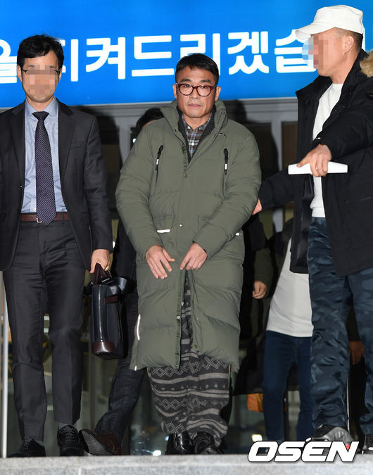 가수 김건모가 경찰서를 나서고 있다./sunday@osen.co.kr