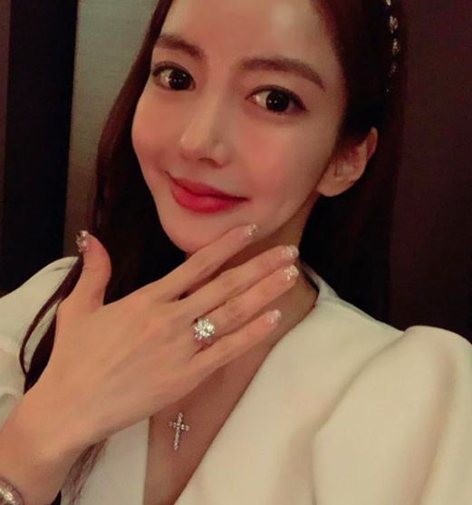 [사진=박현선 SNS] 무용가 박현선이 연인인 배우 이필립에게 받은 프러포즈 반지를 공개했다.