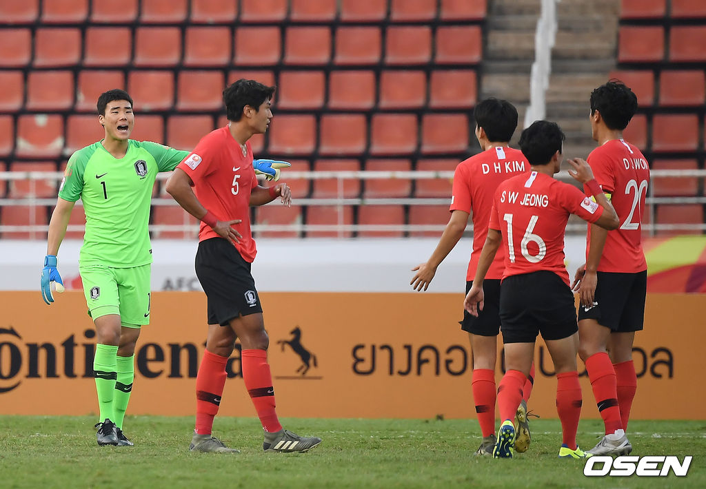 전반 한국 송범근이 실점 후 수비 라인을 정비하고 있다. /youngrae@osen.co.kr