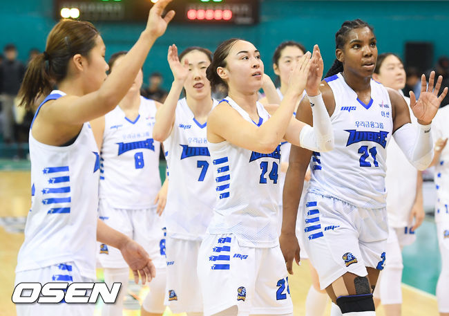 경기종료 후 아산 우리은행 선수들이 팬들에게 인사를 하고 있다 / soul1014@osen.co.kr