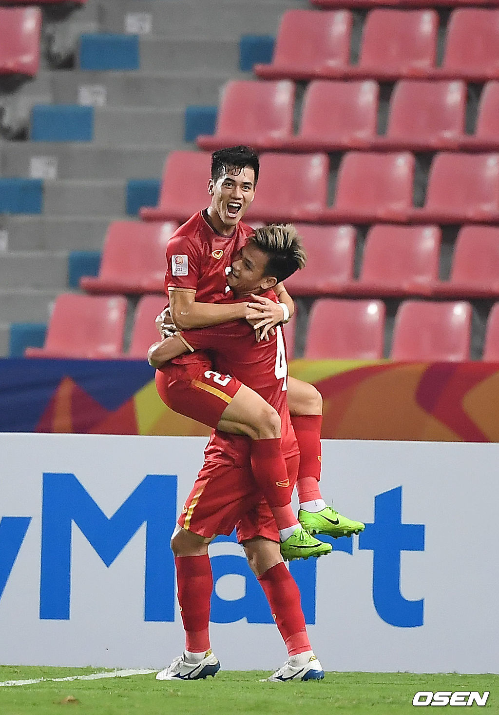 전반 베트남 응우옌 띠에린이 선제골을 넣은 뒤 기뻐하고 있다. /youngrae@osen.co.kr