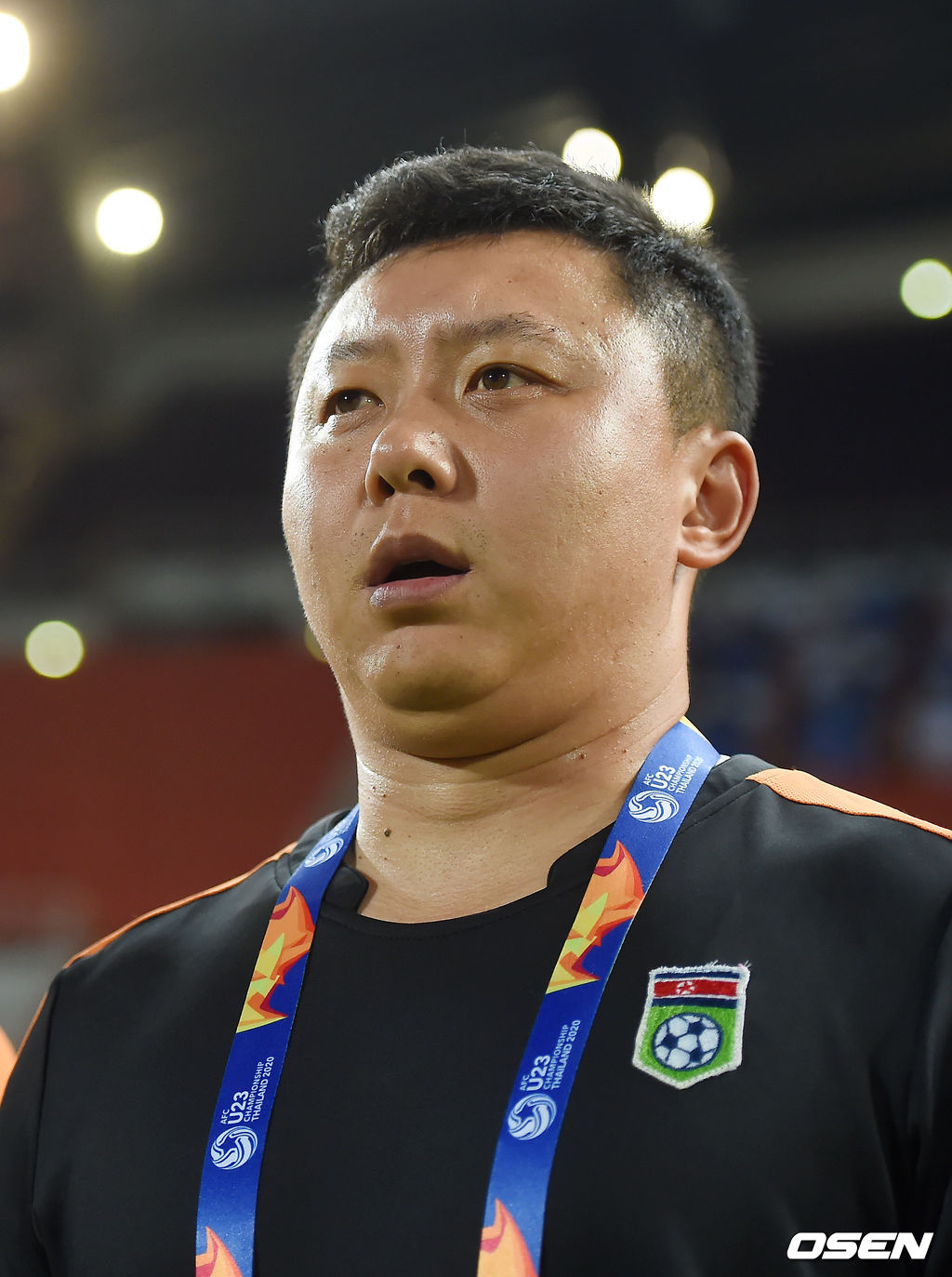 북한 리유일 감독이 국가를 부르고 있다. /youngrae@osen.co.kr