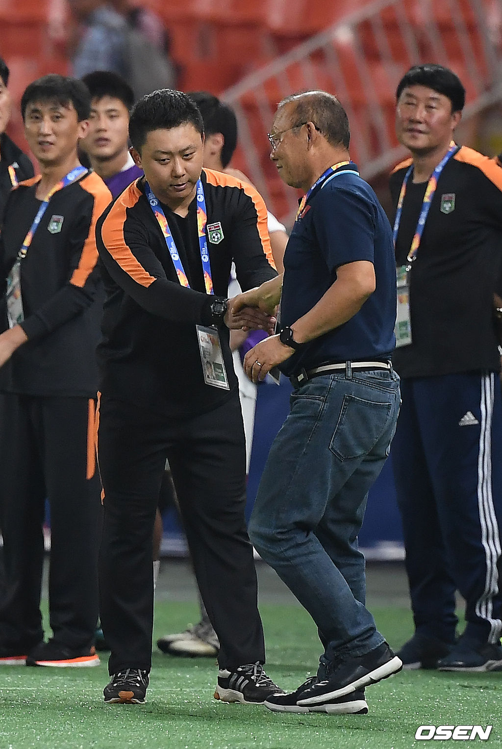 박항서 감독이 이끄는 베트남 U-23 축구대표팀이 17일 오전 태국 방콕의 라자망갈라 국립경기장에서 끝난 AFC U-23 챔피언십 조별리그 D조 마지막 경기에서 1-2로 패하며 8강 진출에 실패했다경기를 마친 북한 리유일 감독과 베트남 박항서 감독이 악수를 나누고 있다. /youngrae@osen.co.kr