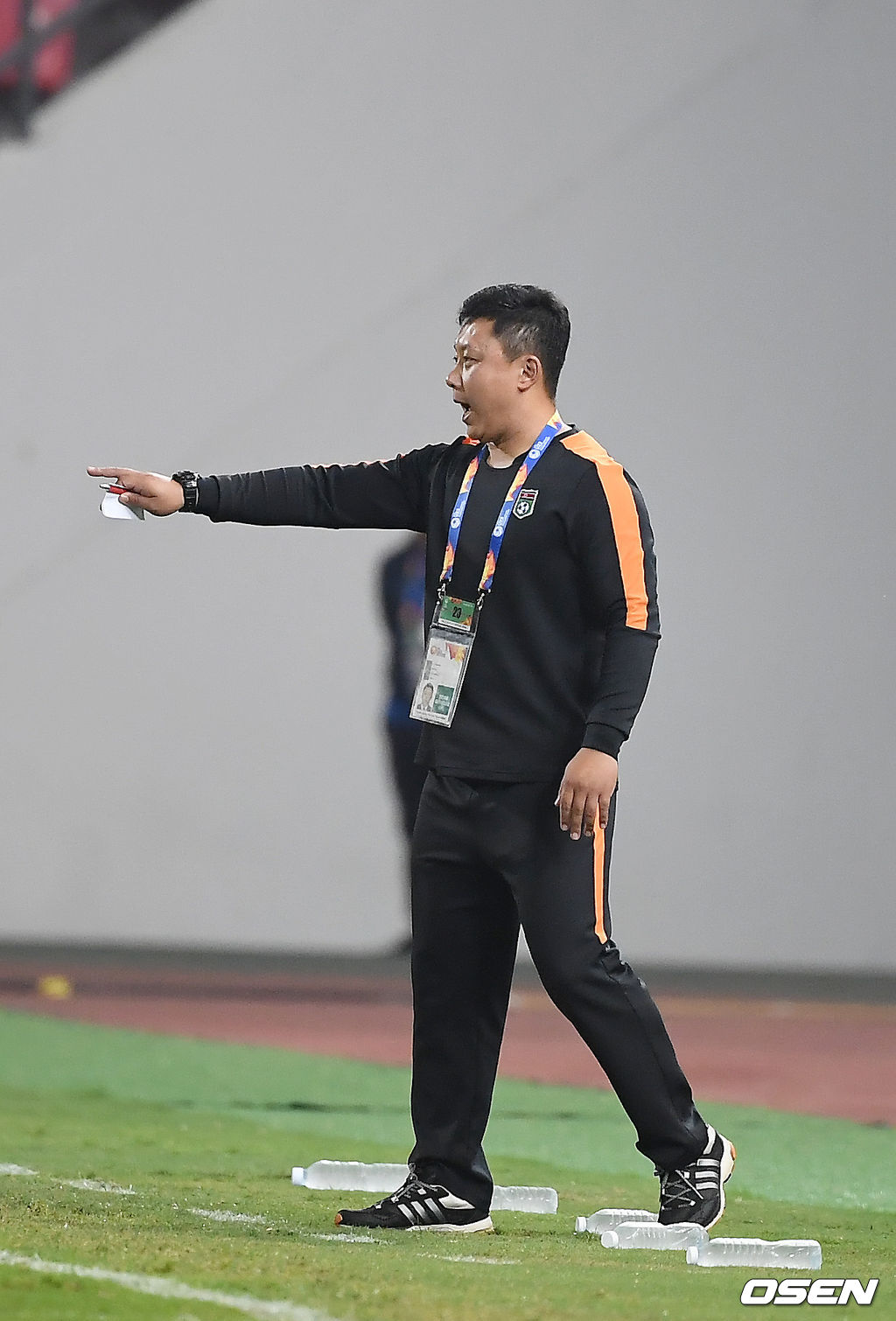 북한 리유일 감독이 지시를 하고 있다. /youngrae@osen.co.kr