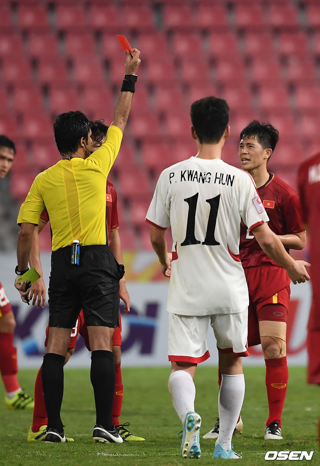 박항서 감독이 이끄는 베트남 U-23 축구대표팀이 17일 오전 태국 방콕의 라자망갈라 국립경기장에서 끝난 AFC U-23 챔피언십 조별리그 D조 마지막 경기에서 1-2로 패하며 8강 진출에 실패했다베트남 전딘쩡이 퇴장당하고 있다. /youngrae@osen.co.kr