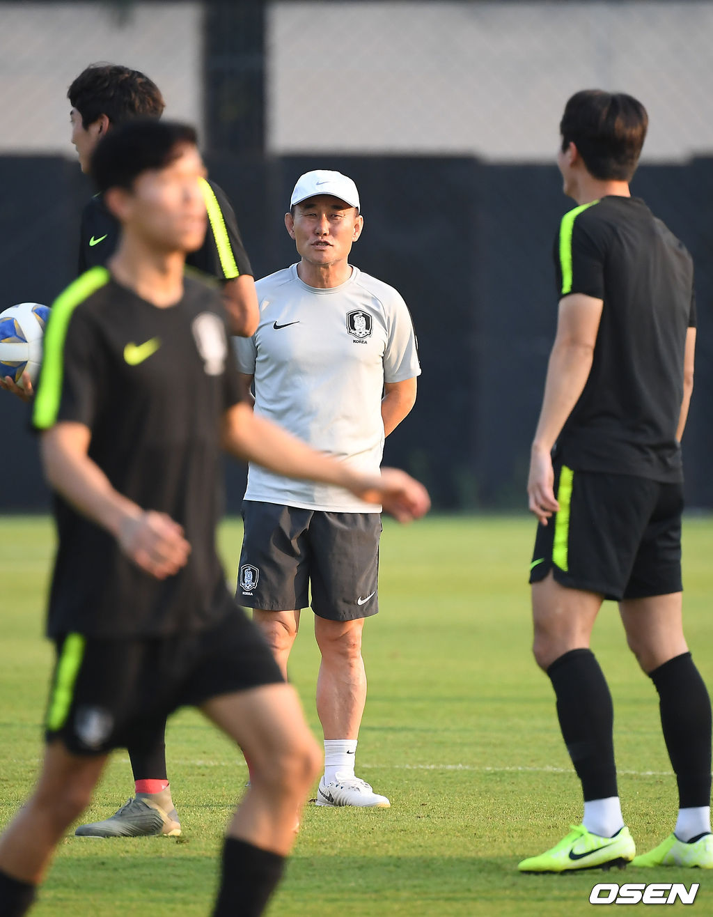 김학범 감독이 선수들과 이야기를 나누고 있다. /youngrae@osen.co.kr 