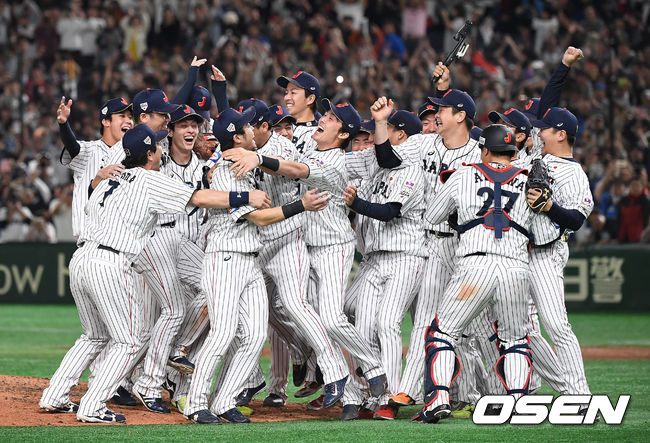 일본야구대표팀이 지난 2019년 11월 일본 도쿄돔에서 열린 ‘2019 WBSC 프리미어 12’ 결승전에서 우승을 차지하고 기뻐하고 있다.  /youngrae@osen.co.kr