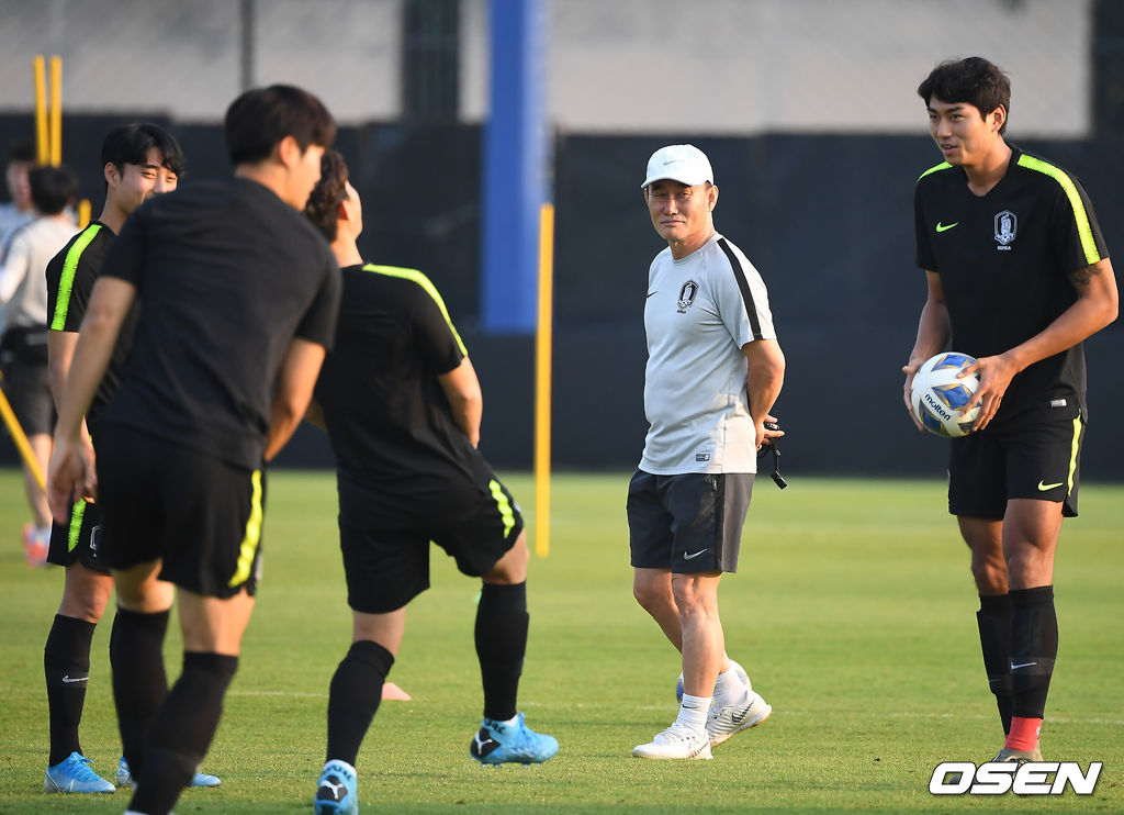 김학범 감독이 훈련을 지켜보고 있다. /youngrae@osen.co.kr 
