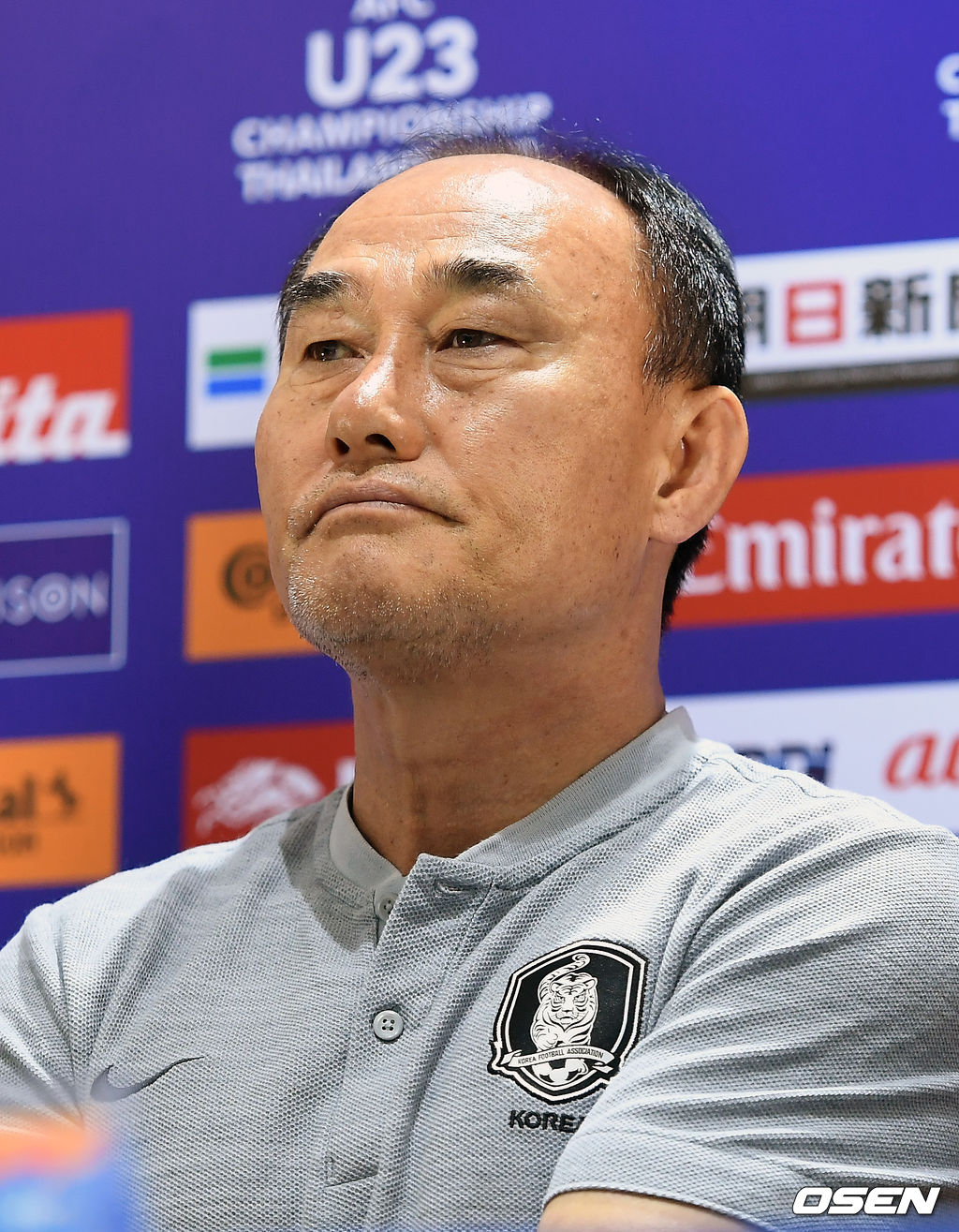 김학범 감독이 질문을 듣고 있다. /youngrae@osen.co.kr