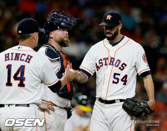 [사진] 2017년 휴스턴 시절 힌치 감독에게 공을 건네는 파이어스(오른쪽) /ⓒGettyimages(무단전재 및 재배포 금지)