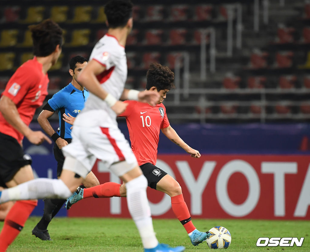 김학범 감독이 이끄는 23세 이하(U-23) 축구대표팀은 19일 밤 태국 빠툼타니의 탐마삿 스타디움서 열린 요르단과 AFC U-23 챔피언십 8강전서 전반 16분 조규성의 선제골과 후반 추가시간 1분 이동경의 극적인 프리킥 결승골을 더해 2-1로 승리하며 4강에 올랐다.이동경이 슈팅을 하고 있다. /youngrae@osen.co.kr