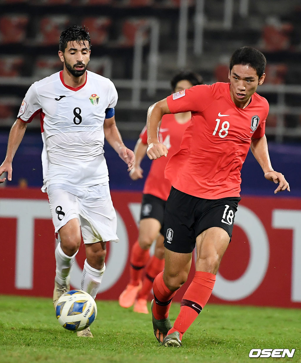 김학범 감독이 이끄는 23세 이하(U-23) 축구대표팀은 19일 밤 태국 빠툼타니의 탐마삿 스타디움서 열린 요르단과 AFC U-23 챔피언십 8강전서 전반 16분 조규성의 선제골과 후반 추가시간 1분 이동경의 극적인 프리킥 결승골을 더해 2-1로 승리하며 4강에 올랐다.오세훈이 패스를 하고 있다. /youngrae@osen.co.kr