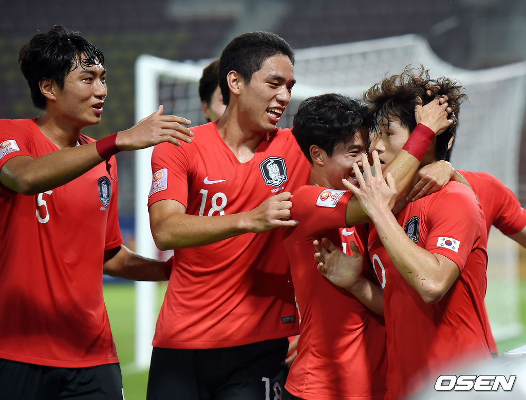 김학범 감독이 이끄는 23세 이하(U-23) 축구대표팀은 19일 밤 태국 빠툼타니의 탐마삿 스타디움서 열린 요르단과 AFC U-23 챔피언십 8강전서 전반 16분 조규성의 선제골과 후반 추가시간 1분 이동경의 극적인 프리킥 결승골을 더해 2-1로 승리하며 4강에 올랐다.이동경의 프리킥으로 승리를 거둔 한국 선수들이 기뻐하고 있다. /youngrae@osen.co.kr