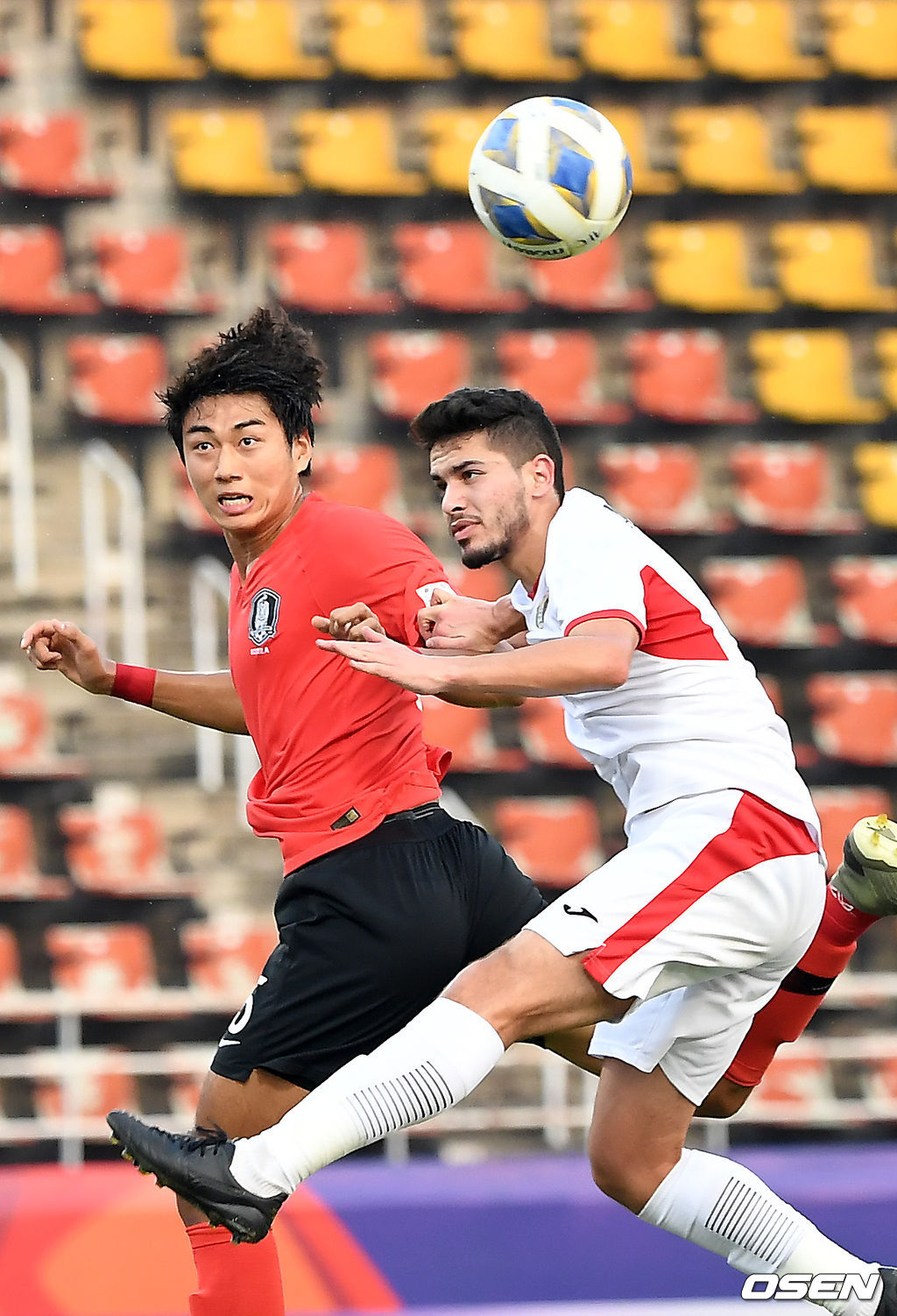 김학범 감독이 이끄는 23세 이하(U-23) 축구대표팀은 19일 밤 태국 빠툼타니의 탐마삿 스타디움서 열린 요르단과 AFC U-23 챔피언십 8강전서 전반 16분 조규성의 선제골과 후반 추가시간 1분 이동경의 극적인 프리킥 결승골을 더해 2-1로 승리하며 4강에 올랐다.정태욱이 헤딩을 하고 있다. /youngrae@osen.co.kr