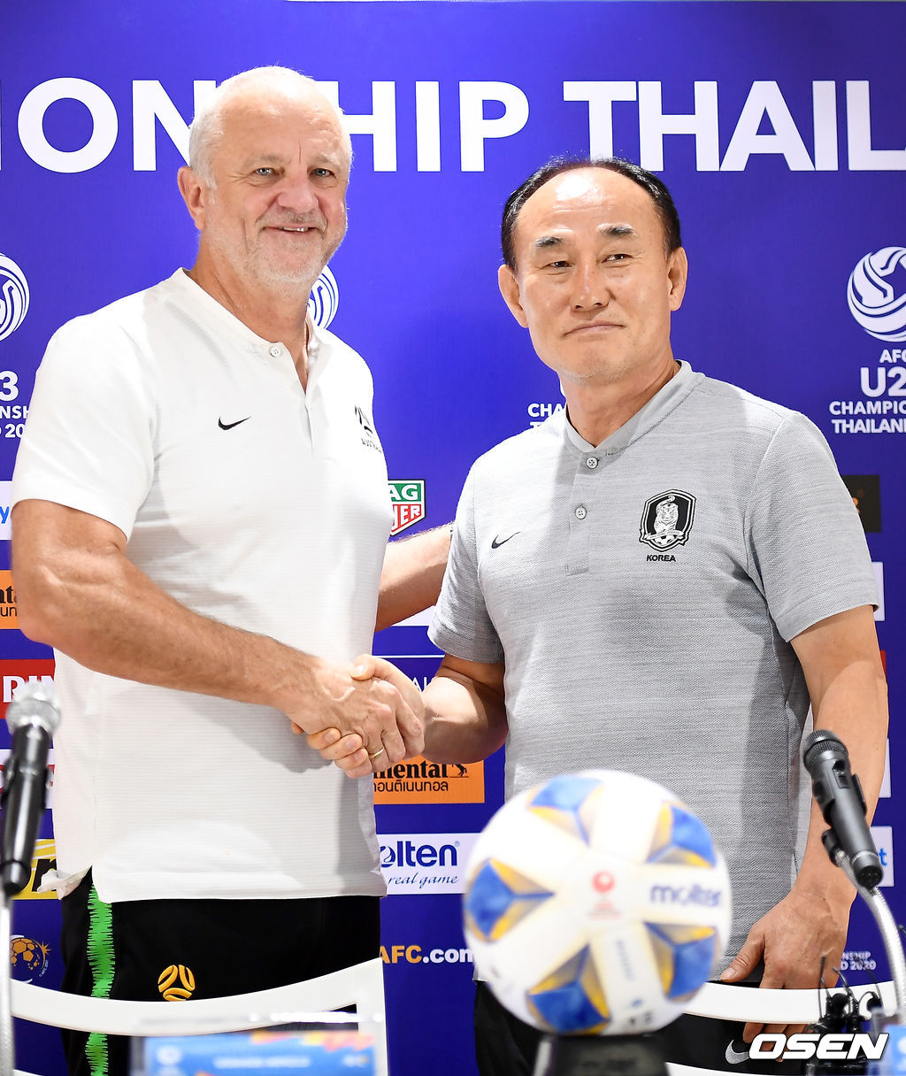 김학범 감독과 호주 그레이엄 아놀드 감독과 악수를 나누고 있다. /youngrae@osen.co.kr