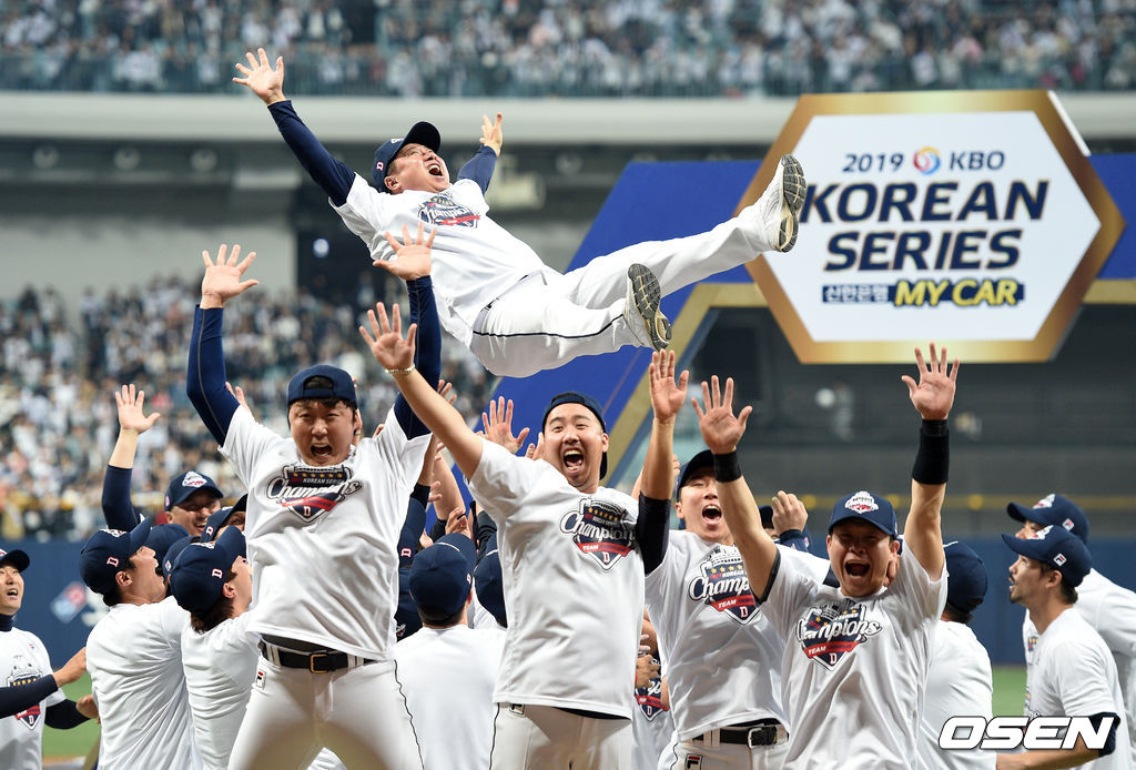 두산 김태형 감독이 선수들에게 헹가래를 받고 있다.  /sunday@osen.co.kr