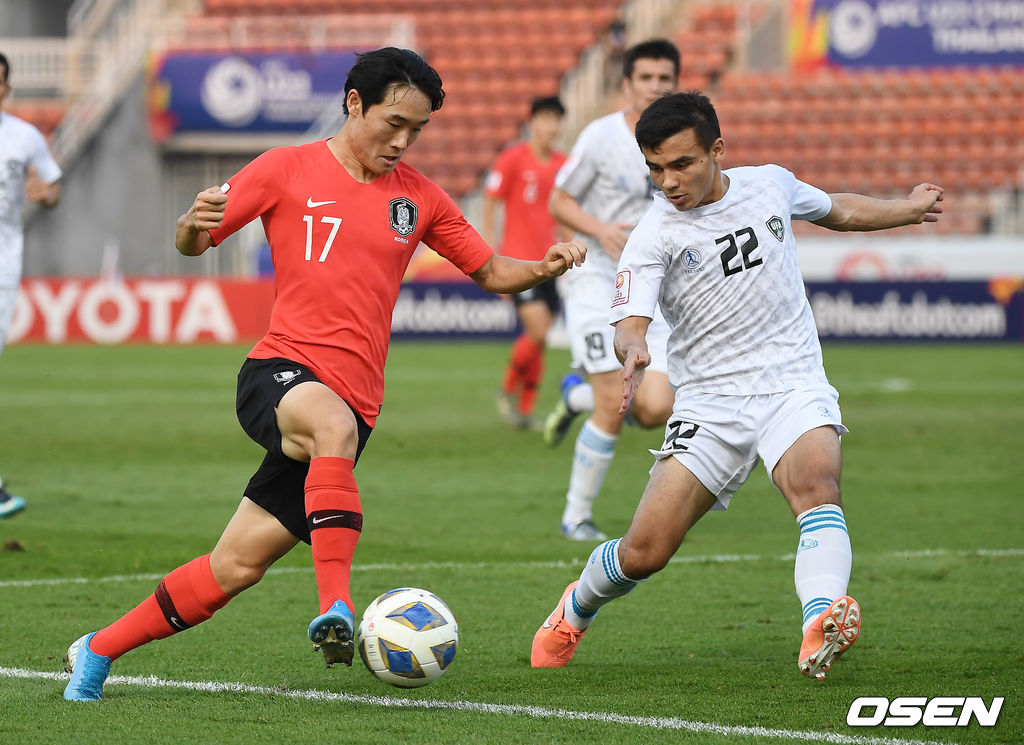 전반 한국 엄원상이 드리블을 하고 있다. /youngrae@osen.co.kr