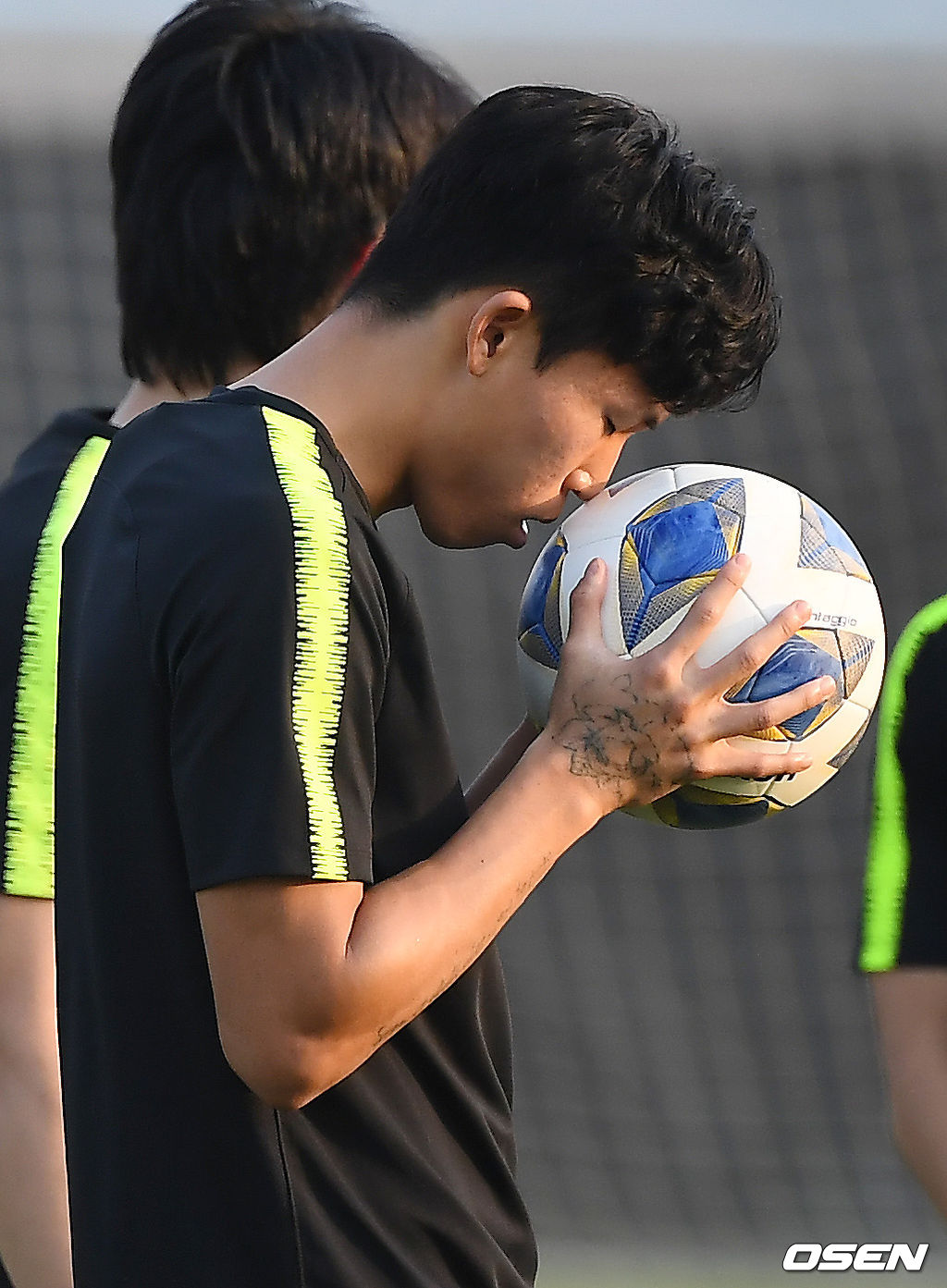 김학범 감독이 이끄는 U-23 축구대표팀이 17일 오후 태국 알파인 풋볼캠프 훈련장에서 훈련을 진행했다. 정우영이 훈련에 앞서 기도를 하고 있다. /youngrae@osen.co.kr