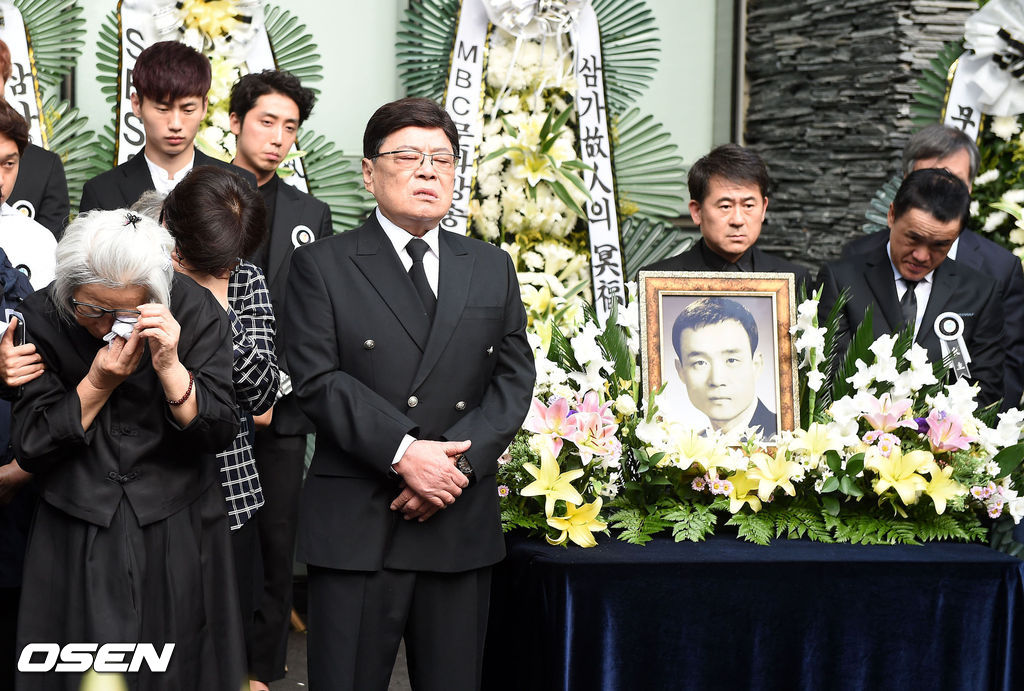 [사진=사진공동취재단] 한국 1세대 희극인 남보원이 세상을 떠났다. 사진은 생전 절친했던 남성남의 장례식장에서 1세대 희극인으로서 의리를 빛냈던 남보원.