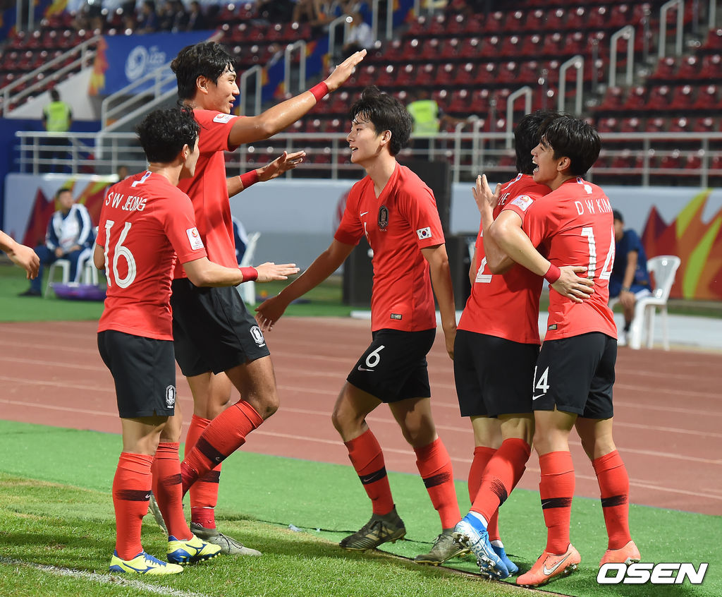 선제골을 넣은 김대원이 동료들과 기뻐하고 있다. /youngrae@osen.co.kr