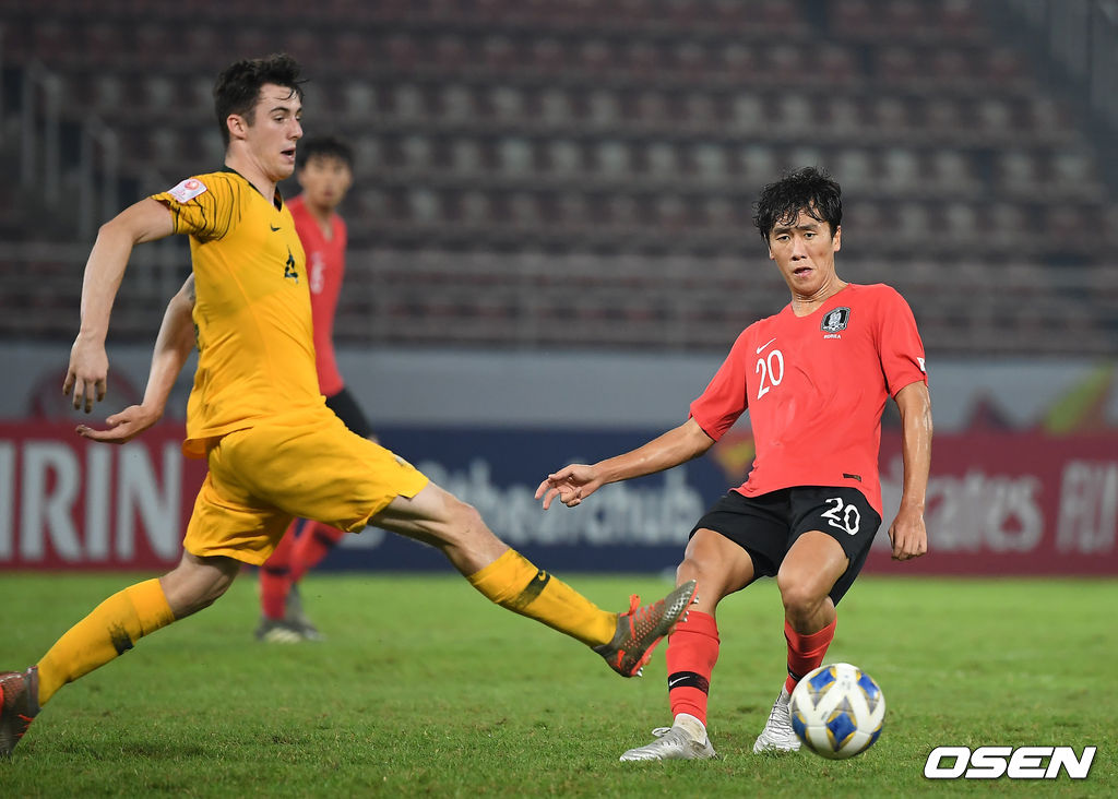 김학범 감독이 이끄는 23세 이하(U-23) 축구대표팀은 23일(이하 한국시간) 밤 태국 빠툼타니의 탐마삿 스타디움서 끝난 호주와 아시아축구연맹(AFC) U-23 챔피언십 4강전서 후반 김대원(대구)과 이동경(울산)의 연속골에 힘입어 2-0으로 승리했다.원두재가 패스를 하고 있다. /youngrae@osen.co.kr