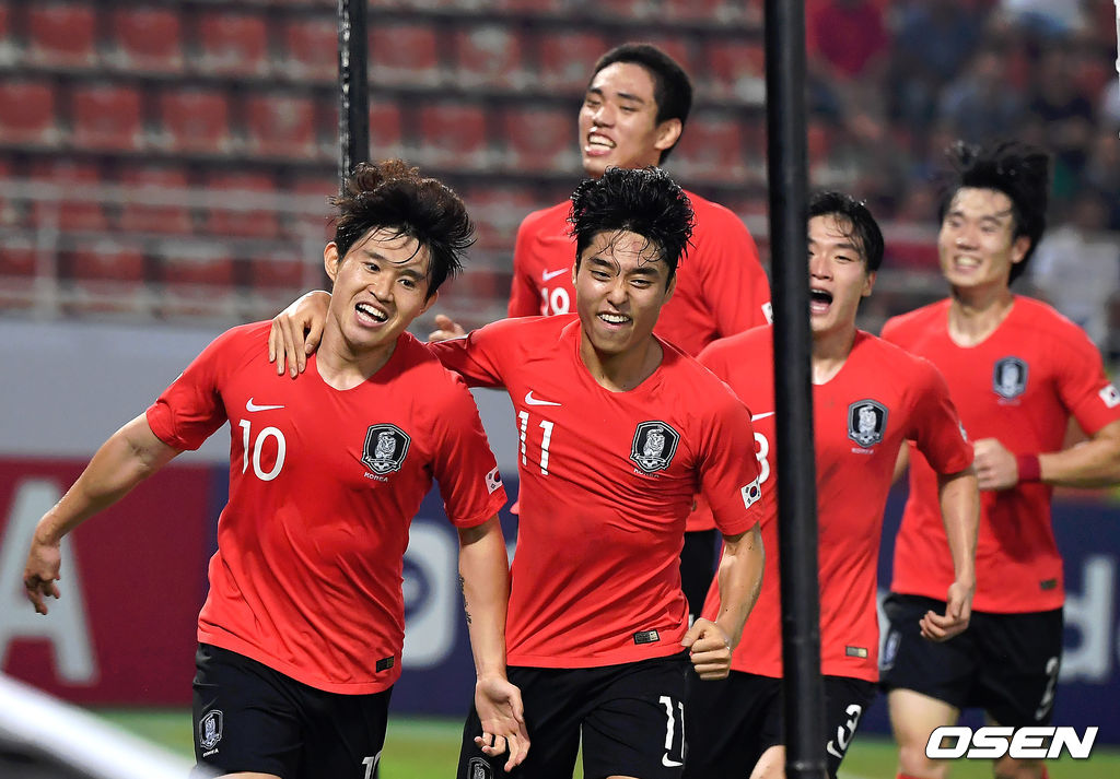 김학범 감독이 이끄는 23세 이하(U-23) 축구대표팀은 23일(이하 한국시간) 밤 태국 빠툼타니의 탐마삿 스타디움서 끝난 호주와 아시아축구연맹(AFC) U-23 챔피언십 4강전서 후반 김대원(대구)과 이동경(울산)의 연속골에 힘입어 2-0으로 승리했다.이동경이 추가골을 넣은 뒤 동료들과 기뻐하고 있다. /youngrae@osen.co.kr