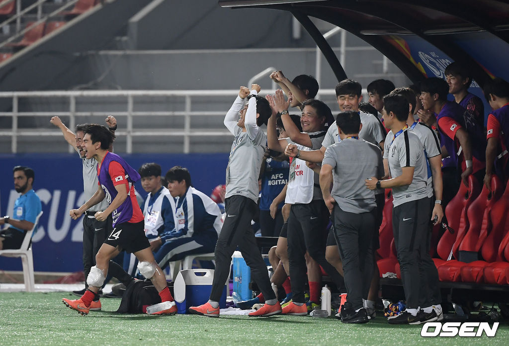 김학범 감독이 이끄는 23세 이하(U-23) 축구대표팀은 23일(이하 한국시간) 밤 태국 빠툼타니의 탐마삿 스타디움서 끝난 호주와 아시아축구연맹(AFC) U-23 챔피언십 4강전서 후반 김대원(대구)과 이동경(울산)의 연속골에 힘입어 2-0으로 승리했다.승리를 확정지은 선수들이 기뻐하고 있다. /youngrae@osen.co.kr