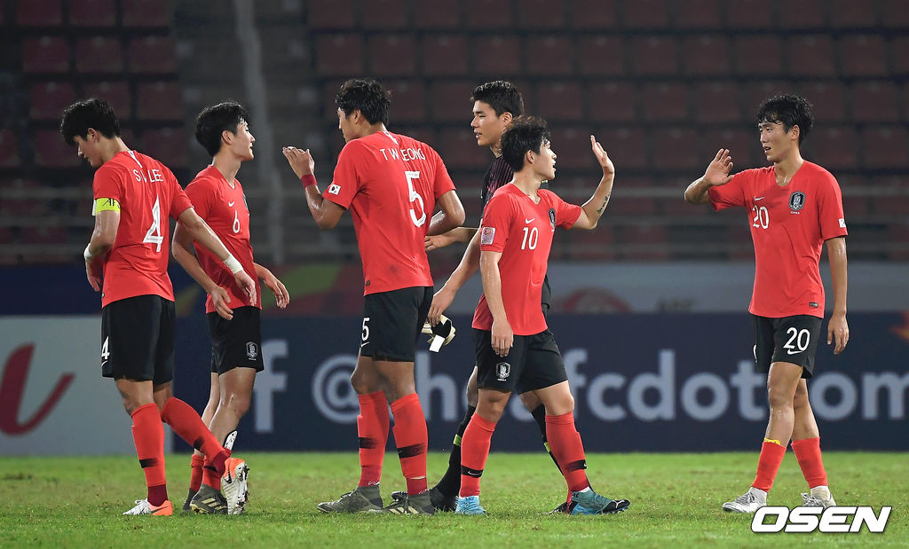 김학범 감독이 이끄는 23세 이하(U-23) 축구대표팀은 23일(이하 한국시간) 밤 태국 빠툼타니의 탐마삿 스타디움서 끝난 호주와 아시아축구연맹(AFC) U-23 챔피언십 4강전서 후반 김대원(대구)과 이동경(울산)의 연속골에 힘입어 2-0으로 승리했다.승리를 거둔 선수들이 기뻐하고 있다. /youngrae@osen.co.kr