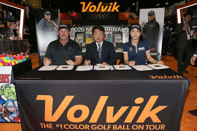 볼빅의 문경안 회장(가운데)이 23일(한국시간) 미국 플로리다주 올랜도 오렌지 카운티 컨벤션센터에서 열리고 있는 2020 PGA 머천다이즈 쇼에서 WLD 투어 제프 크리텐든(맨왼쪽)과 LPGA투어 루키 손유정과  메인 스폰서십 계약을 체결한 뒤 기념 촬영을 하고 있다. /볼빅 제공.