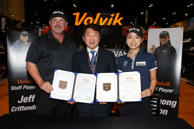 손유정(맨오른쪽)이 2020 PGA 머천다이즈 쇼의 볼빅 부스에서 문경안 회장(가운데)과 메인 스폰서십 조인식을 가진 뒤 기념촬영을 하고 있다. 맨왼쪽은 WLD 투어의 제프 크리텐든. /볼빅 제공.