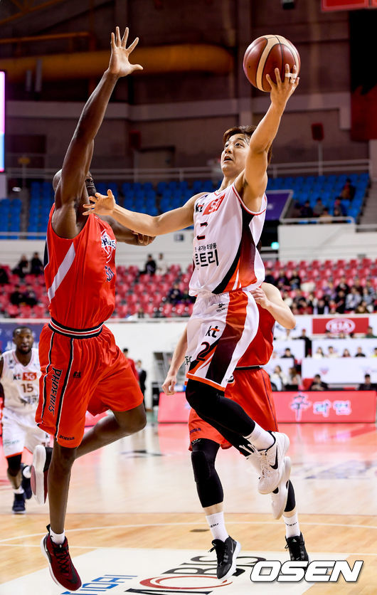 24일 오후 울산 동천체욱관에서 ‘2019-2020 현대모비스 KBL’ 울산 현대모비스와 부산 KT의 경기가 열렸다.2쿼터 부산KT 허훈이 레이업슛을 하고 있다. /ksl0919@osen.co.kr