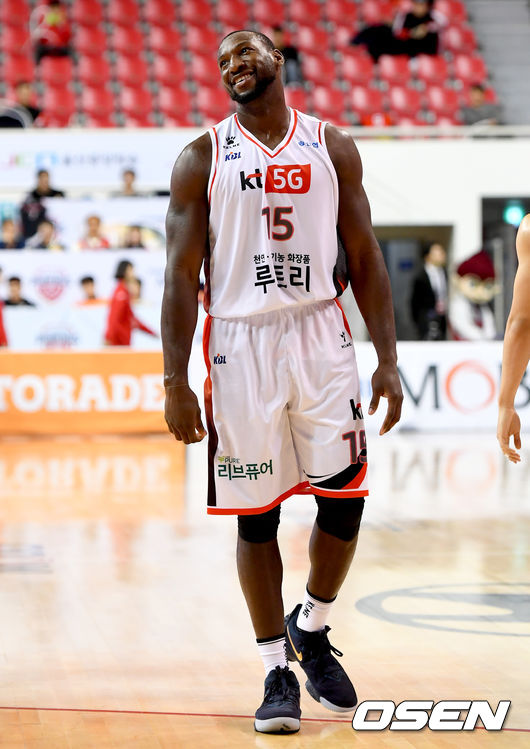 24일 오후 울산 동천체욱관에서 ‘2019-2020 현대모비스 KBL’ 울산 현대모비스와 부산 KT의 경기가 열렸다.4쿼터 부산KT 앨런 더햄이 파울 판정을 받고 허탈해 하고 있다./ksl0919@osen.co.kr