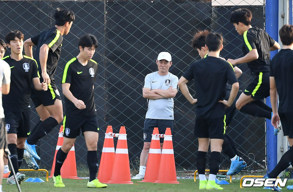 김학범 감독이 훈련을 지켜보고 있다. /youngrae@osen.co.kr 