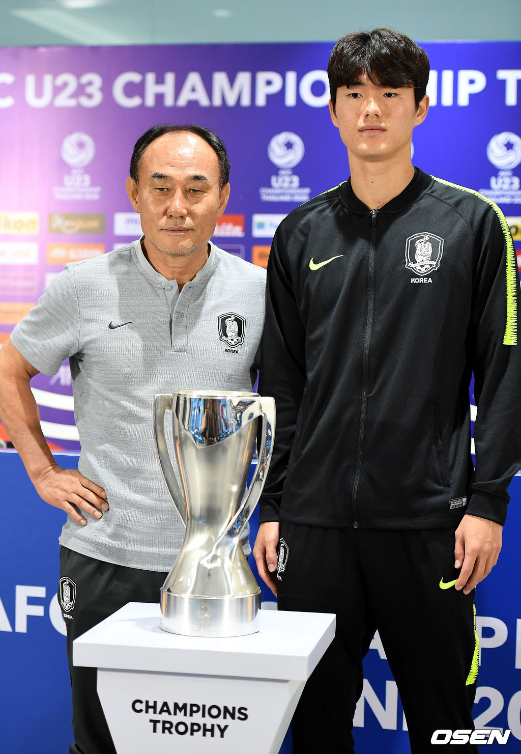 김학범 감독과 이상민이 포토타임을 갖고 있다. /youngrae@osen.co.kr