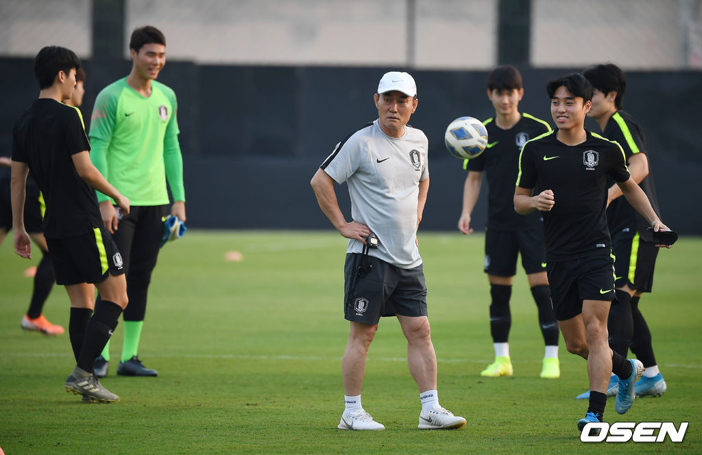 김학범 감독이 훈련을 지켜보고 있다. /youngrae@osen.co.kr 