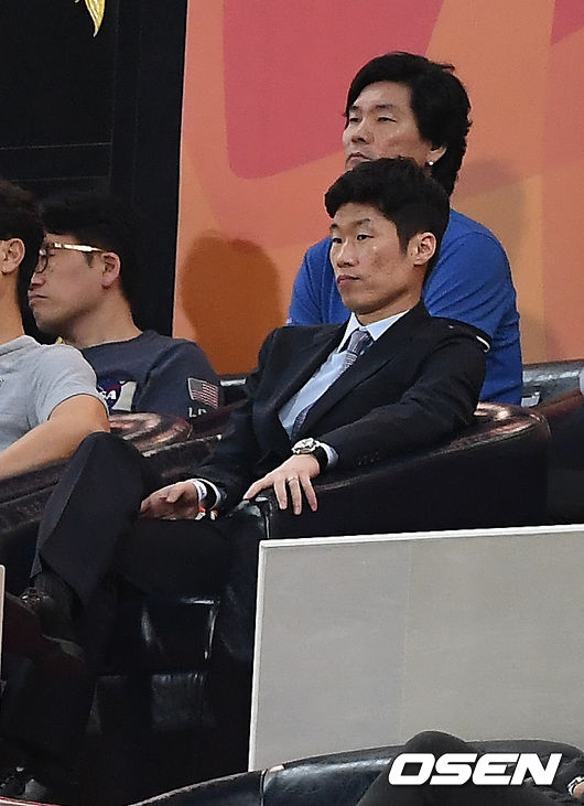 박지성이 경기를 관전하고 있다. /youngrae@osen.co.kr