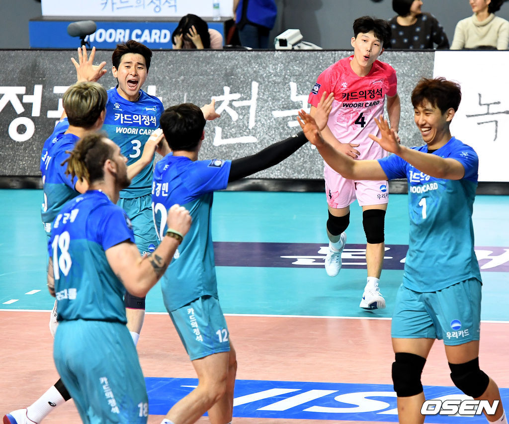 우리카드 선수들이 환호하고 있다. /dreamer@osen.co.kr