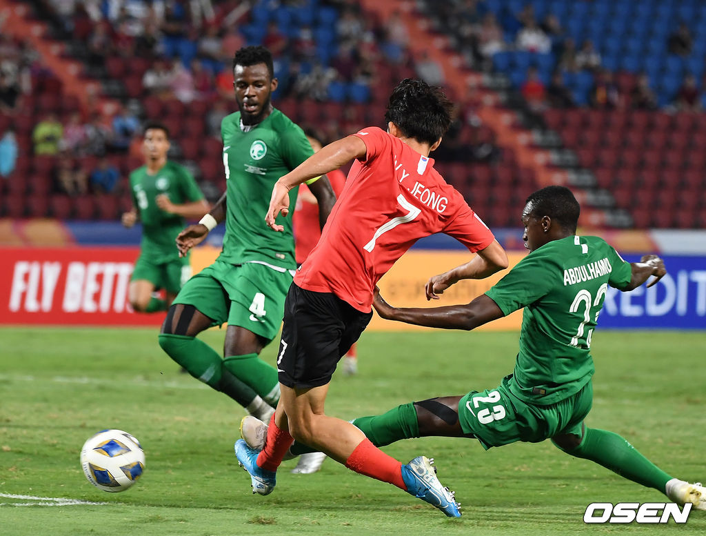 정우영이 슈팅을 하고 있다. /youngrae@osen.co.kr