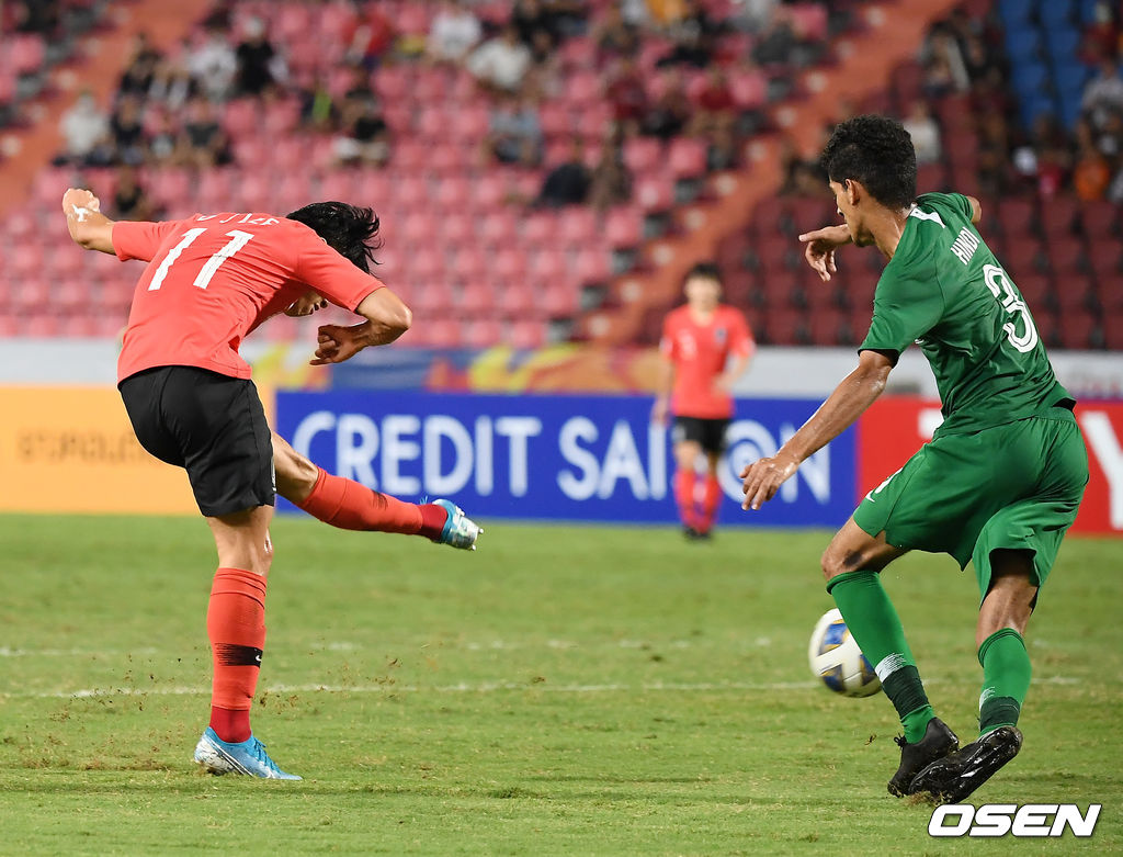26일 오후 태국 라자망갈라 스타디움에서 '2020 아시아축구연맹(AFC) U-23 챔피언십' 한국과 사우디아라비아의 결승전 경기가 열렸다.이동준이 슈팅을 하고 있다. /youngrae@osen.co.kr