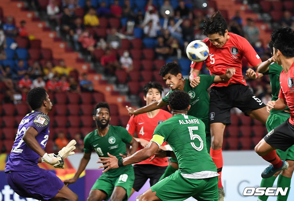 26일 오후 태국 라자망갈라 스타디움에서 '2020 아시아축구연맹(AFC) U-23 챔피언십' 한국과 사우디아라비아의 결승전 경기가 열렸다.정태욱이 헤딩슛을 하고 있다. /youngrae@osen.co.kr