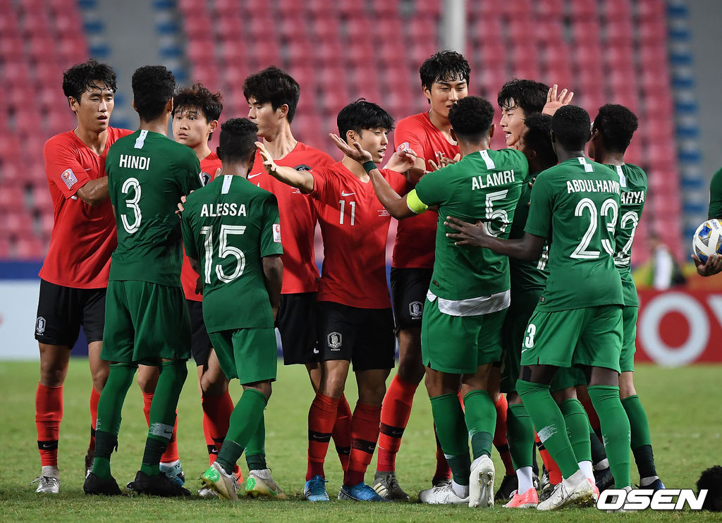 26일 오후 태국 라자망갈라 스타디움에서 '2020 아시아축구연맹(AFC) U-23 챔피언십' 한국과 사우디아라비아의 결승전 경기가 열렸다.한국 선수들과 사우디 선수들이 신경전을 벌이고 있다. /youngrae@osen.co.kr