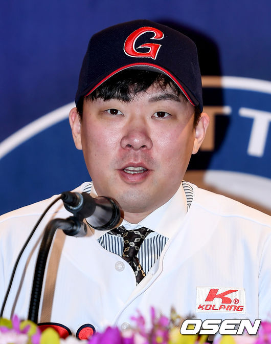 안치홍이 취재진에게 인사말을 전하고 있다./ksl0919@osen.co.kr