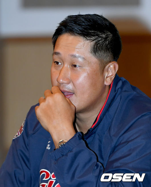 28일 오후 부산 부전동 부산롯데호텔에서 롯데 대표이사 취임식이 열렸다. 이대호가 취임식 행사에 참석하고 있다./ksl0919@osen.co.kr