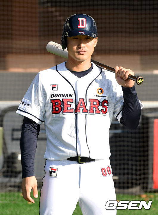 두산 신인선수 안권수가 기념촬영을 하고 있다. /sunday@osen.co.kr